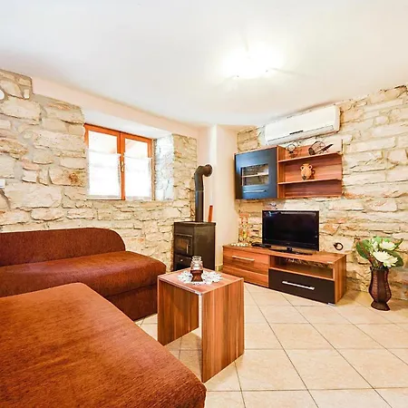 2 Bedroom Gorgeous Home In Peruski