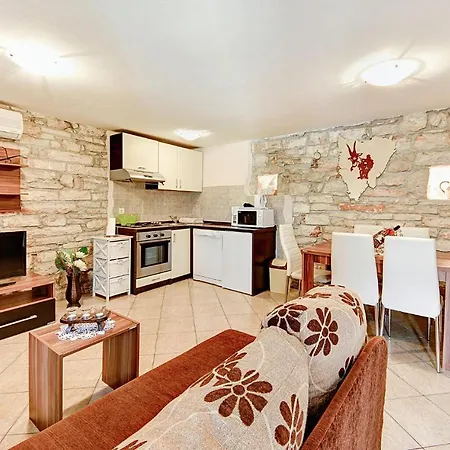 2 Bedroom Gorgeous Home In Peruski