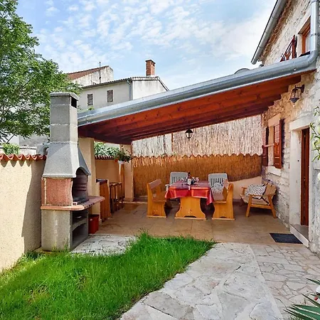 2 Bedroom Gorgeous Home In Peruski Holiday home *