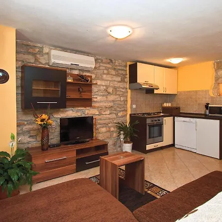 2 Bedroom Gorgeous Home In Peruski