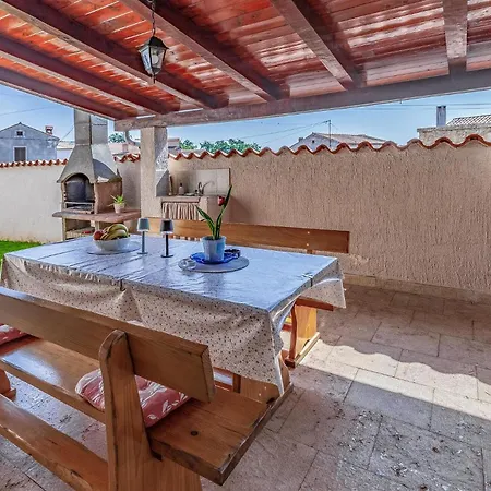 Holiday Home Peruski Peruski Vakantiehuis